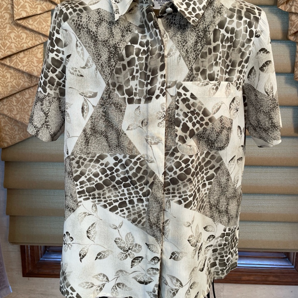 Alfred Dunner Tan Short Sleeve Button Up collared Blouse with front pocket